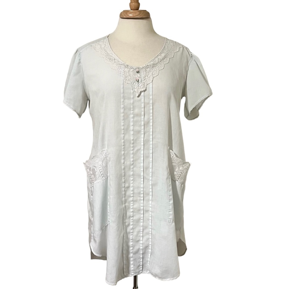 Vintage Henson Kickernick Lace Collared Nightgown with Lace Pockets and Pintuck.